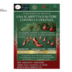 A Roseto un Albero di Natale con le scarpette rosse: l'arte contro la violenza