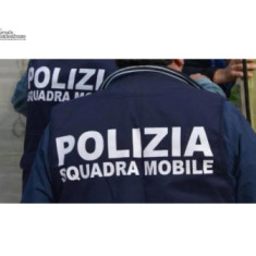 Scatta foto a bambini in un camping, denunciato sessantenne, per detenzione di materiale pedopornografico.