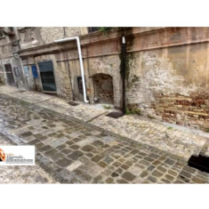 Giulianova, una buca in via Mazzini porta alla luce rete di cuniculi sotterranei