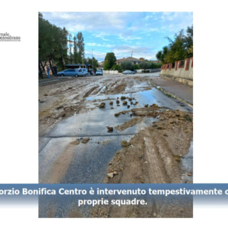Rosciano. Colonna d'acqua dal terreno e strade invase da acqua e detriti