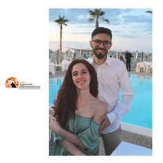 Giulia e Simone. Sposi con la pergamena di auguri di Papa Leone XIV.