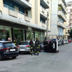 Pescara incidente in via Raffaello, auto si ribalta