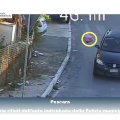 Pescara, lancia rifiuti dall'auto, ripresa dalla telecamera.