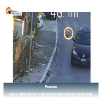 Pescara, lancia rifiuti 