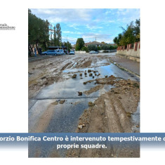 Rosciano. Colonna d'acqua dal terreno e strade invase da acqua e detriti