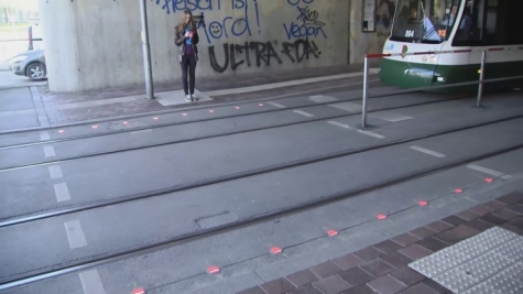 Australia: pedoni distratti schiavi del cellulare? Ecco i semafori a terra.