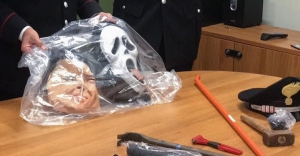 Tenta il furto in un bar con la maschera di Renzi: arrestato