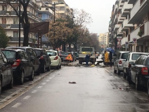 Pescara/continua il lavoro di rammendo delle strade