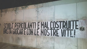 lo striscione di protesta