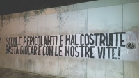 lo striscione di protesta