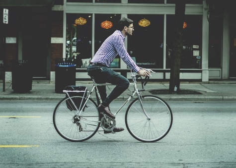 Bici in contromano e stop sigarette in auto, nuovo codice della strada