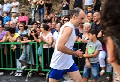 Pacentro, corsa degli zingari,per la via del centro a piedi scalzi