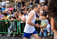 Pacentro, corsa degli zingari,per la via del centro a piedi scalzi