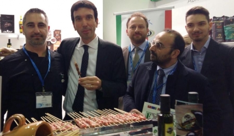 Ministro con arrosticino in mano