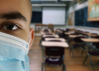 Scuola, si torna con visiere e mascherine.