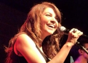 Montesilvano, al concerto di Cristina D'Avena, libro in dono