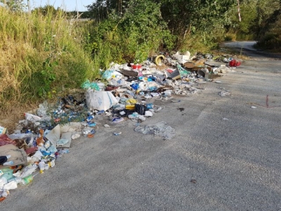 parte della discarica abusiva sotto il ponte