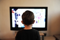 Bambini. Troppa tv fa male alle ossa. Ecco perchè