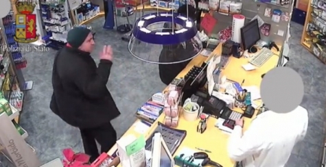 Roma, rapina 'al bacio' in farmacia