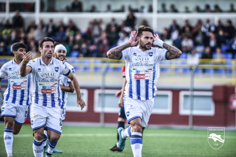 Esulta il bomber Lescano, autore di una doppietta