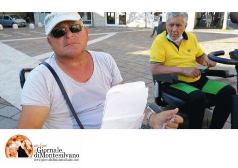 Luigi Fraioli e un protestante di ieri sotto al Comune