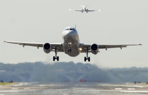 Usa, fa pipì in pubblico in aereo, arrestato