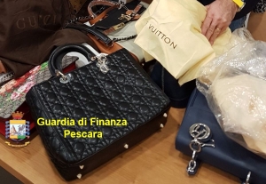 Contraffazione/Montesilvano-Civitanova Marche. Affari natalizi da 650mila euro