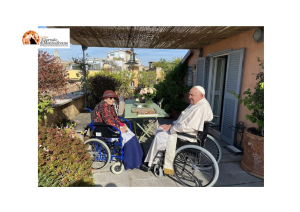 Papa Francesco fa visita a Emma Bonino e la saluta con cerea.