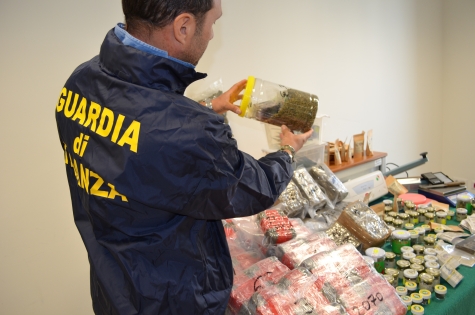 Pescara. Canapa store: arresto e sequestro di hashish e marijuana