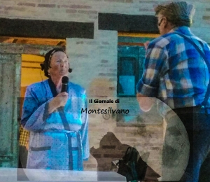 Due attori de Li Sciarpalite durante uno sketch ieri sera