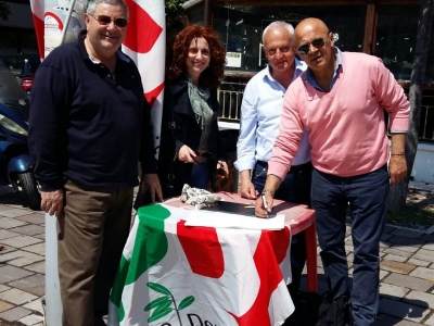Montesilvano/Banchetto in piazza Diaz per il Referedum Day