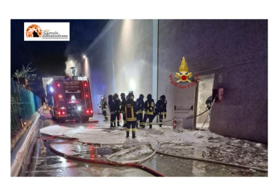 Città Sant'Angelo. Fiamme su cumulo di rifiuti solidi nel capannone industriale Energy s.r.l.