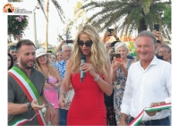 Giulianova/Bike to Coast. Taglia il nastro della nuova pista ciclabile Valeria Marini.