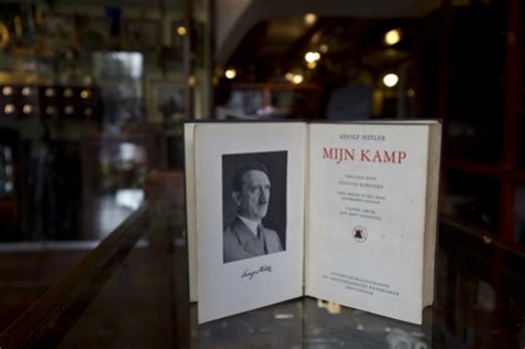 Costanza. A teatro chi mostra la svastica entra gratis.