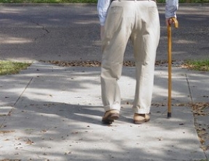 Rubano bastone a anziano e postano video