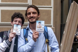 I ragazzi di Mecca studio e la tavola da surf