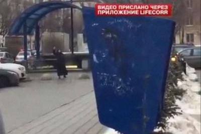 Terrore a Mosca, donna in strada con in mano testa di bambina - video