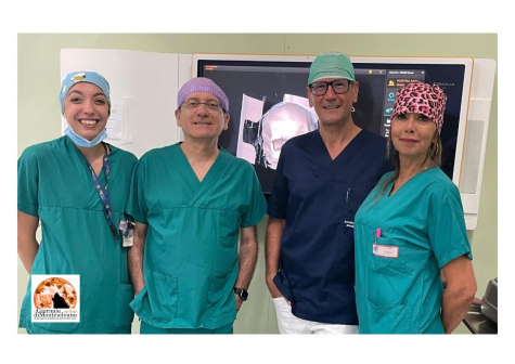  i Dr.ri Zotta e Ascani con le infermiere strumentiste di sala operatoria Dott.sse Roberta Arrizza e Roberta Alberoni.
