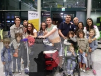 La prima famiglia montesilvanese a partire, accanto a loro mamma Fernanda e tutta la famiglia a salutarli.