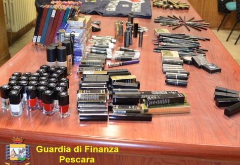 Pescara, sequestrati profumi contraffatti, la fragranza identica all'originale