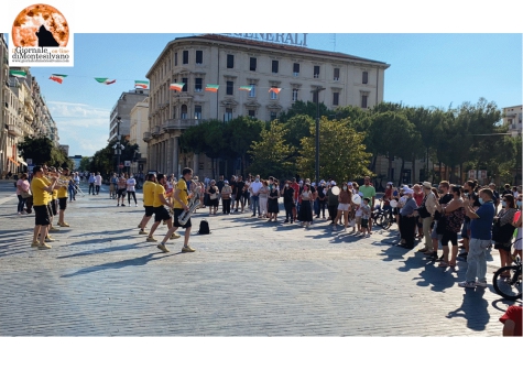 Musica, applausi e balli: così Pescara festeggia l’ingresso in zona bianca