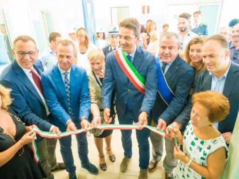 nella foto inaugurazione scuola