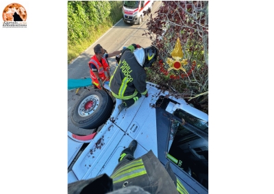 Moscufo, incidente nel week end: si ribalta auto cisterna con liquido infiammabile. Encomiabile intervento dei Vigili del fuoco.