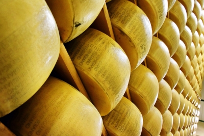Parmigiano e prosciutto come fumo. Centinaio: "pazzia pura"