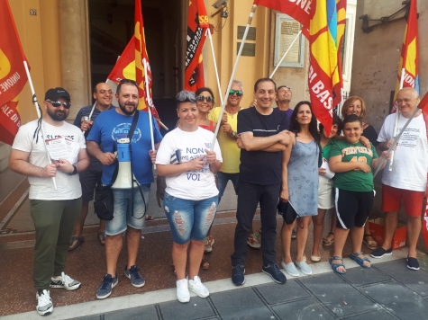Chieti, lavoratori scesi in piazza per il salario minimo