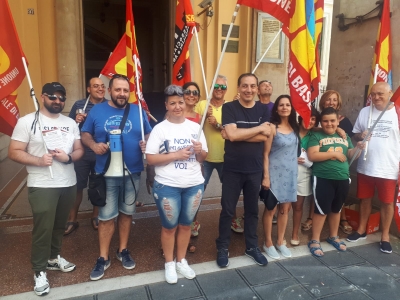 Chieti, lavoratori scesi in piazza per il salario minimo
