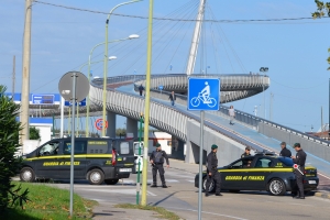 Pescara, sequestro di 2800 articoli contraffatti sul lungomare