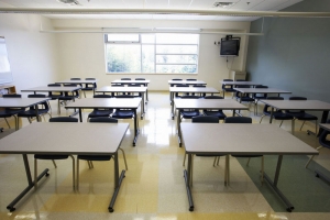 Scuola, alunno fregia in volto insegnante, lo voleva interrogare