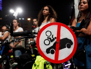 “Bikes vs cars”: la battaglie in tutto il mondo contro le città autocentriche