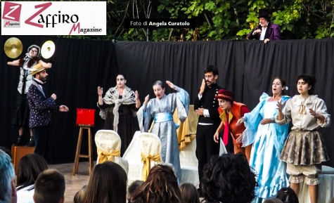 Un momento della commedia con tutti gli attori in scena.